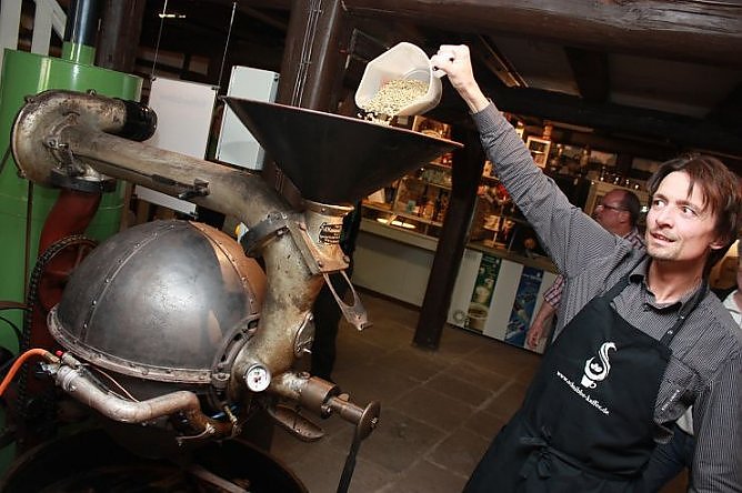 Traditionell r&ouml;stet Mark Schnibbe aus Bad Lauterberg 1 mal j&auml;hrlich Kaffee im Museum Tabakspeicher (Foto: Museum Tabakspeicher)