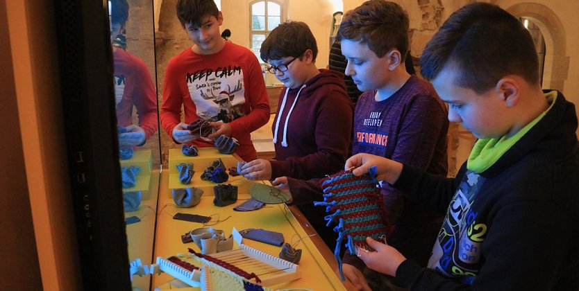 Wie man in der Steinzeit gelebt und gearbeitet hat, konnten die Sch&uuml;lerinnen und Sch&uuml;ler der Regelschule Heringen jetzt selber ausprobieren (Foto: Angelo Glashagel)