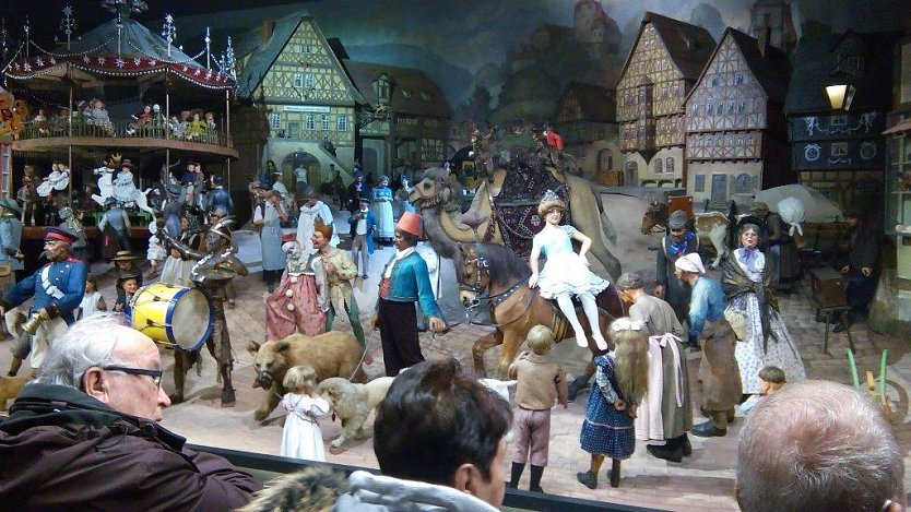 Die Schaugruppe Th&uuml;ringer Kirmes ist das bekannteste Ausstellungsst&uuml;ck des Spielzeugmuseums in Sonneberg. Der Anblick &uuml;berw&auml;ltigt. (Foto: Kurt Frank)
