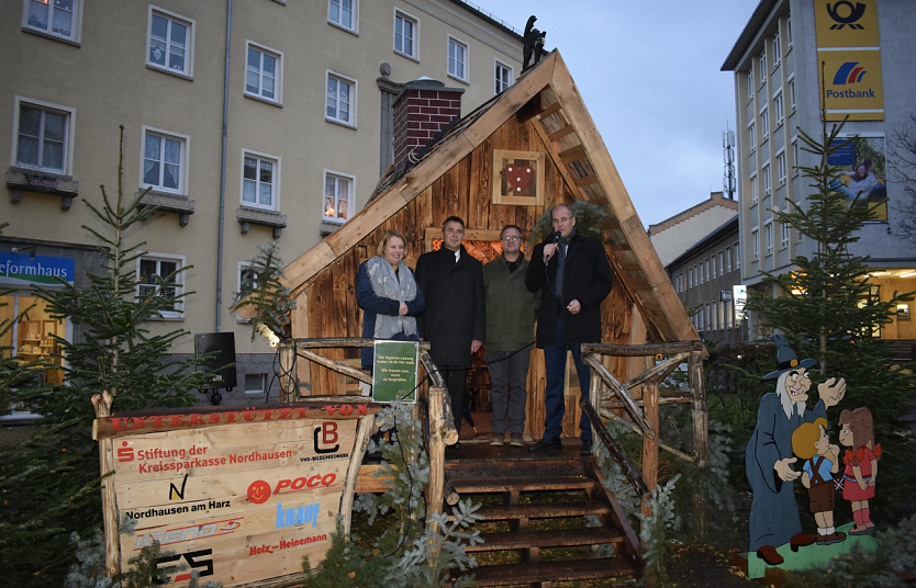 Das "Hexenh&auml;uschen" auf dem Weihnachtsmarkt wurde heute offiziell an die Stadt &uuml;bergeben (Foto: Kreissparkasse Nordhausen)