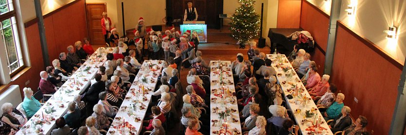 Ansturm auf die Seniorenweihnachtsfeier (Foto: Karl-Heinz Herrmann)