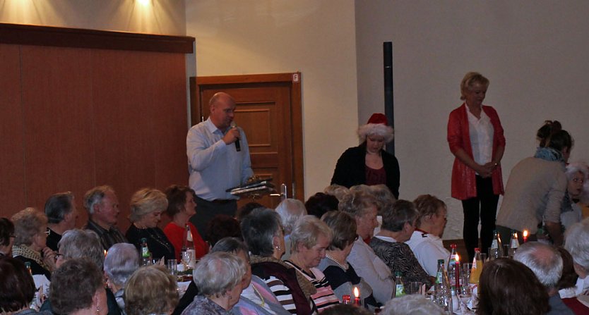 Ansturm auf die Seniorenweihnachtsfeier (Foto: Karl-Heinz Herrmann)