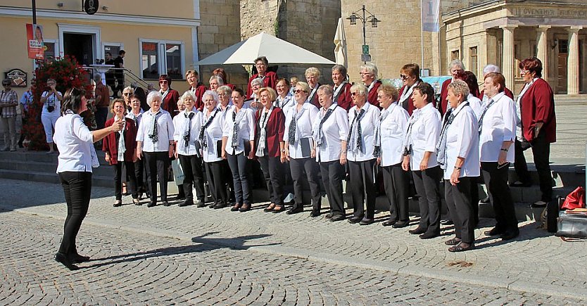Frauench&ouml;re in der Cruciskirche (Foto: Karl-Heinz Herrmann)