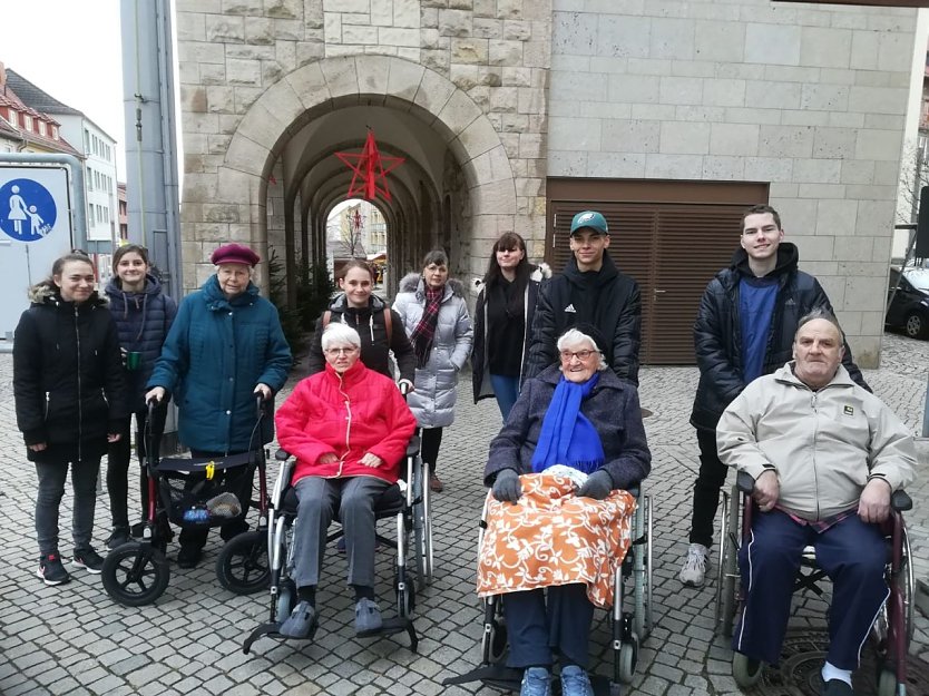 Mit Senioren auf dem Weihnachtsmarkt (Foto: Heidrun Schieke Schulleitung IWK Nordhausen)