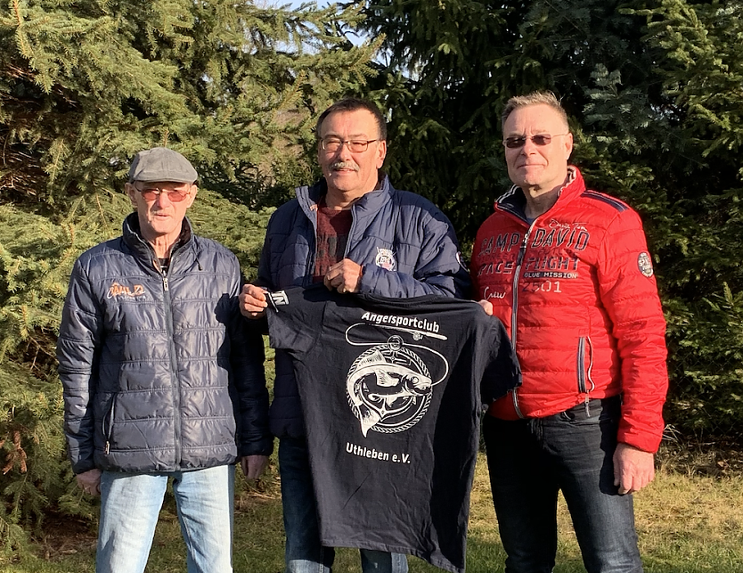 Die Uthlebener Angler freuen sich über neue Vereins-Shirts (Foto: Thomas Schlegel) Die Uthlebener Angler freuen sich über neue Vereins-Shirts (Foto: Thomas Schlegel)