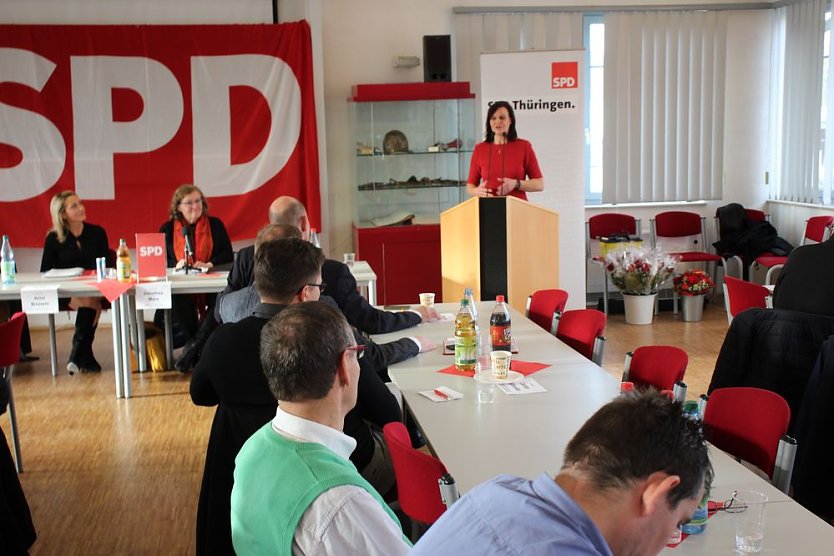 Vom SPD Kyffhäuserkreis berichtet (Foto: Karl-Heinz Herrmann) Vom SPD Kyffhäuserkreis berichtet (Foto: Karl-Heinz Herrmann)