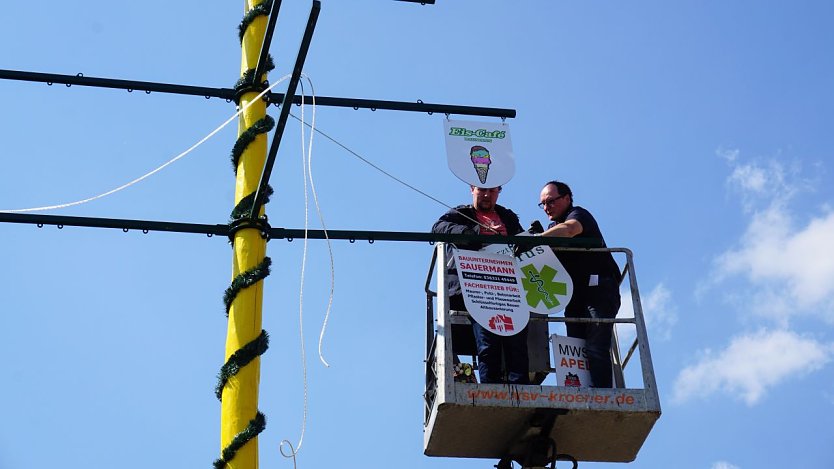 Klaus und Martin Fuhrmann beim Aufbau des Maibaumes. (Foto: Susanne Schedwill)