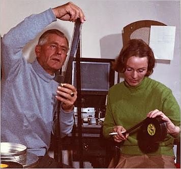 Beim Sichten von Filmmaterial (Foto: Heinz Sielmann Stiftung)