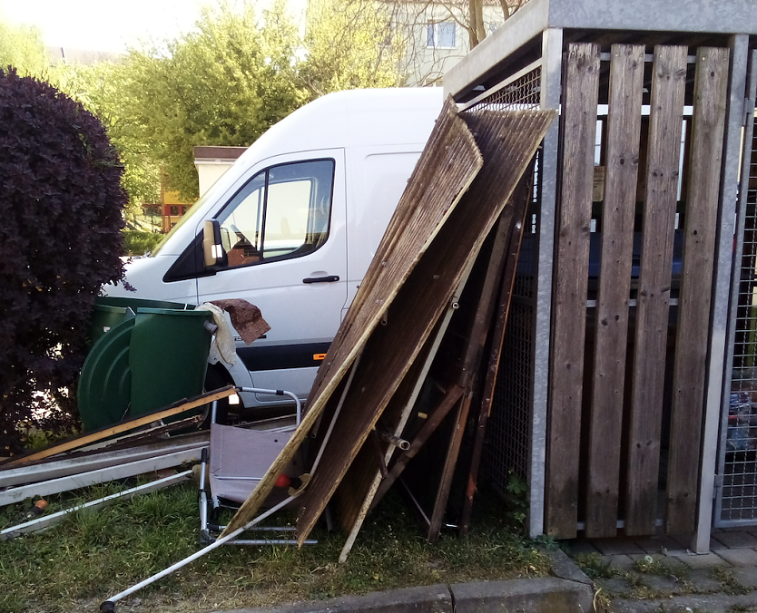 Sperrm&uuml;ll abgeladen (Foto: Lothar Hillmann)