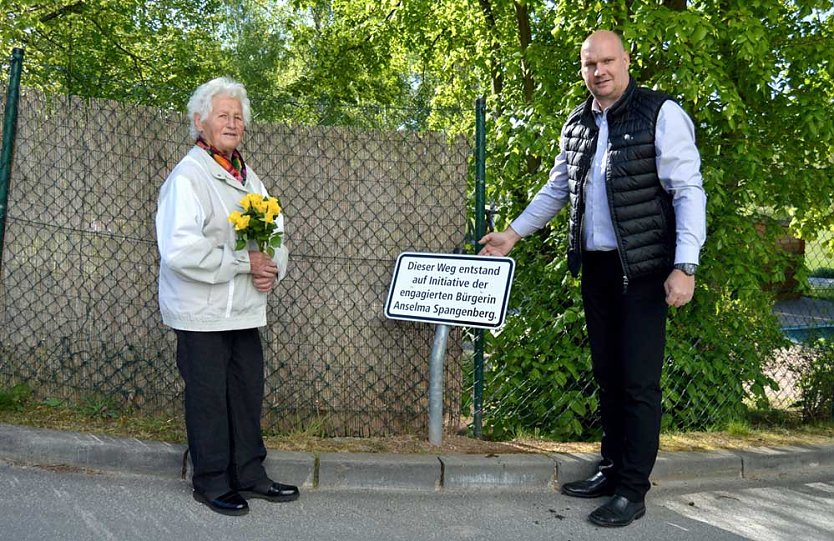 Stadt würdigt engagierte Bürgerin (Foto: Stadt Sondershausen) Stadt würdigt engagierte Bürgerin (Foto: Stadt Sondershausen)
