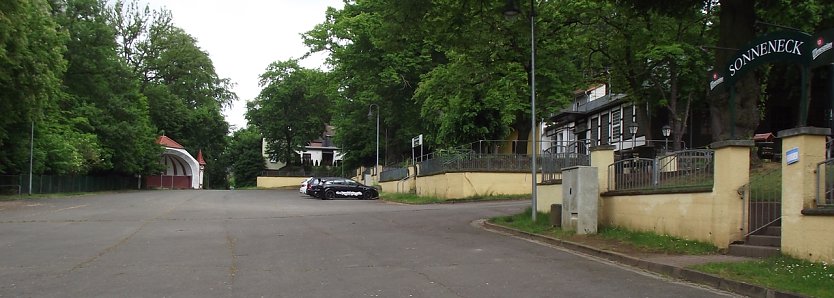 Verwaister Festplatz. Auf und ab wogende fr&ouml;hliche Menschen sind heute zur Rarit&auml;t geworden. (Foto: Kurt Frank)