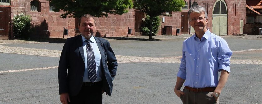 Theaterintendant Daniel Klajner (rechts) und Heringens B&uuml;rgermeister Maik Schr&ouml;ter wollen wieder etwas Kultur unter die Leute bringen. Trotz Corona. (Foto: agl)