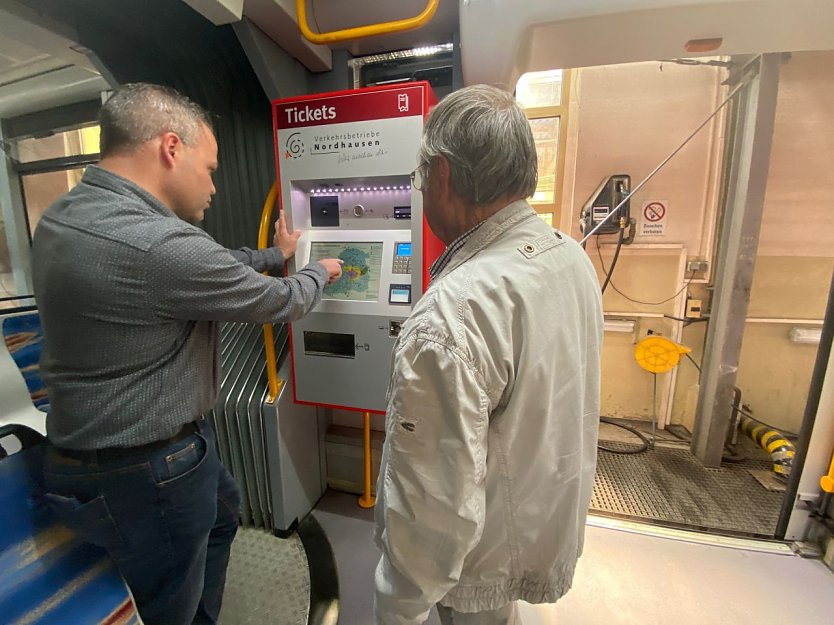 Stefan L&auml;nger, Betriebsleiter Stra&szlig;enbahnverkehr, erkl&auml;rt Dr. Maximilian Sch&ouml;nfelder, Behinderten-/Seniorenbeauftragter der Stadt Nordhausen, die neuen Fahrscheinautomaten (Foto: Stadtwerke Nordhausen)