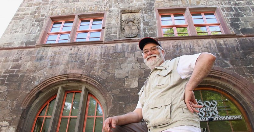 Michael Garke vor dem "Theodosius-Stein" am Nordh&auml;user Rathaus (Foto: agl)