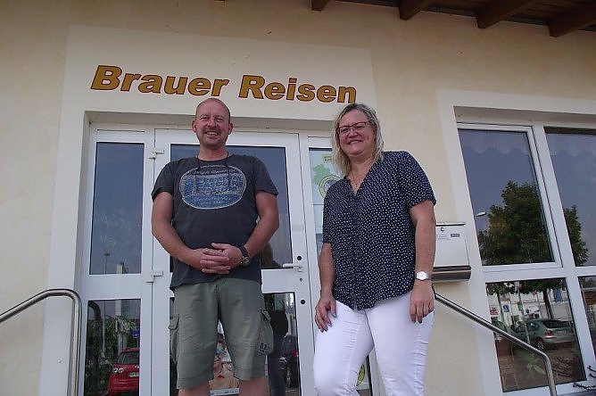 Thomas Erbsmehl war der erste Busfahrer im Reiseunternehmen Brauer. Das war im April vor 30 Jahren. Es wurde der Beruf seines Lebens. Im Bild mit Gesch&auml;ftsf&uuml;hrerin Katrin Brauer. (Foto: Kurt Frank)
