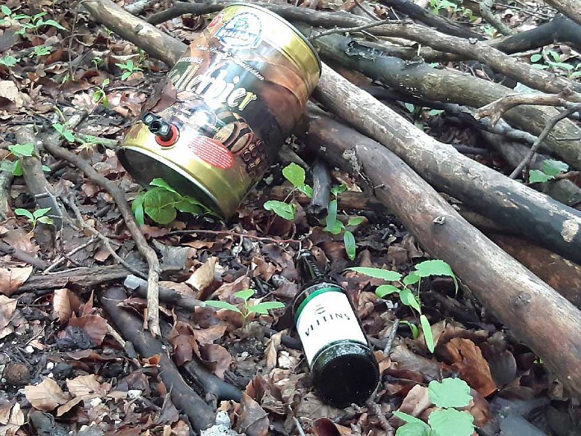 Vermüllung im Wald (Foto: Uli Klüßendorf) Vermüllung im Wald (Foto: Uli Klüßendorf)