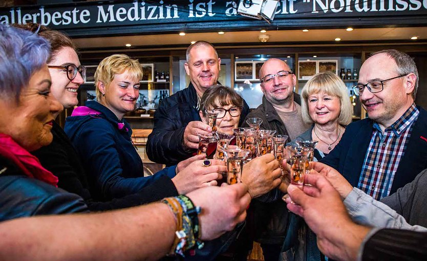In der historischen Branntwein-Niederlage wird angestoßen. (Foto: Christoph Keil) In der historischen Branntwein-Niederlage wird angestoßen. (Foto: Christoph Keil)