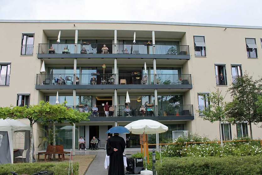 Freiluft Andacht (Foto: AWO-Seniorenresedenz)