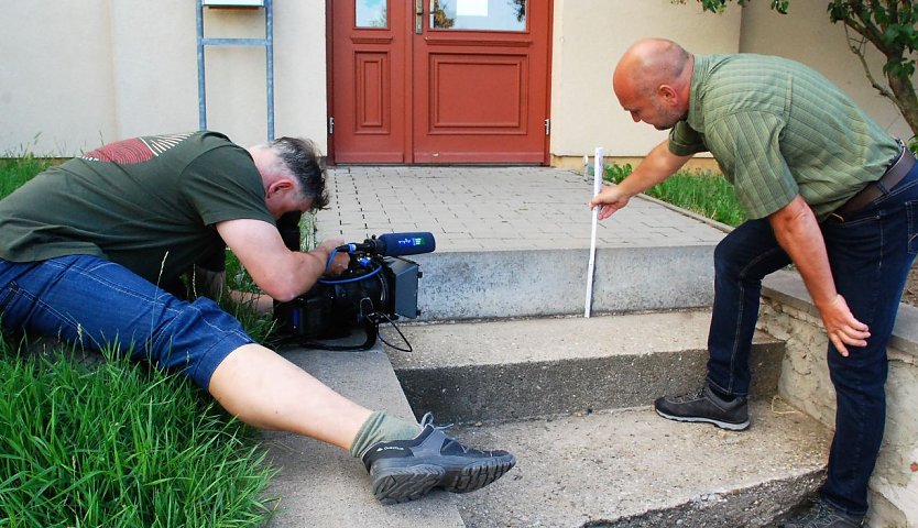 Rainer Knobloch, MDR, und Maik Prause, Elternrat aus Thondorf, messen nach und befinden: 26 Zentimeter hohe Stufen sind f&uuml;r Grundsch&uuml;ler ungeeignet, wenn nicht sogar eine Gefahr. (Foto: J. Miche)