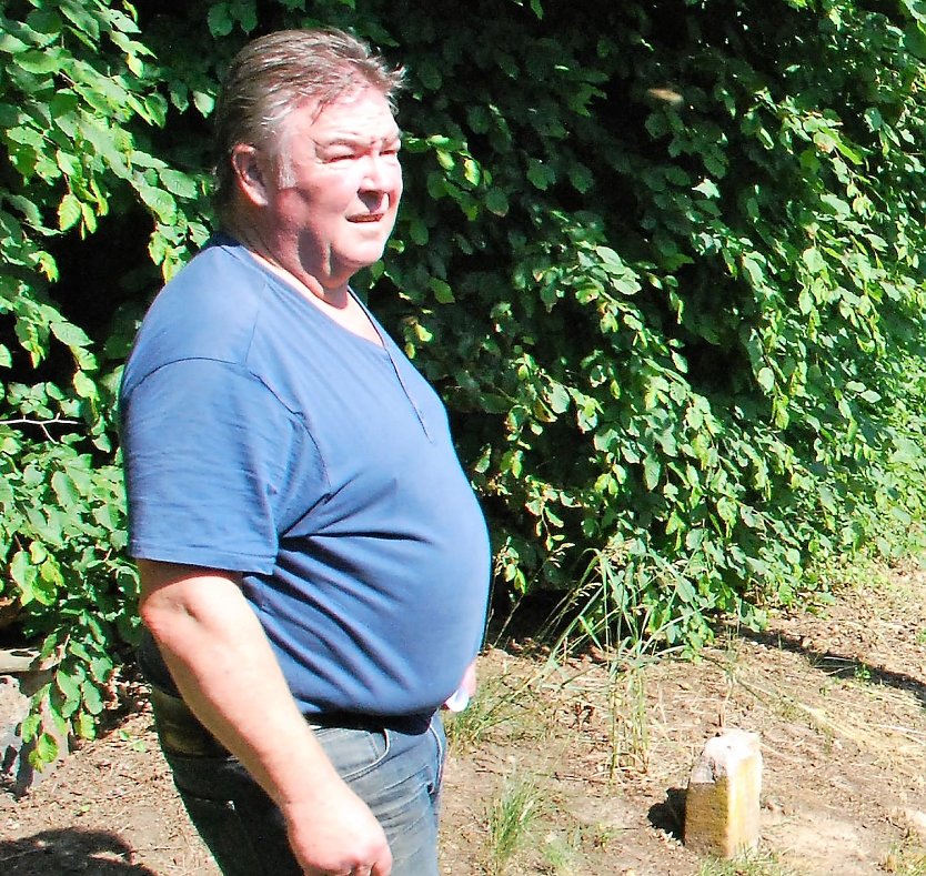 Uwe Daum betreut 4000 Hektar Forstfl&auml;che. Er fordert den Erhalt der Waldkante hinter sich. (Foto: J.Miche)
