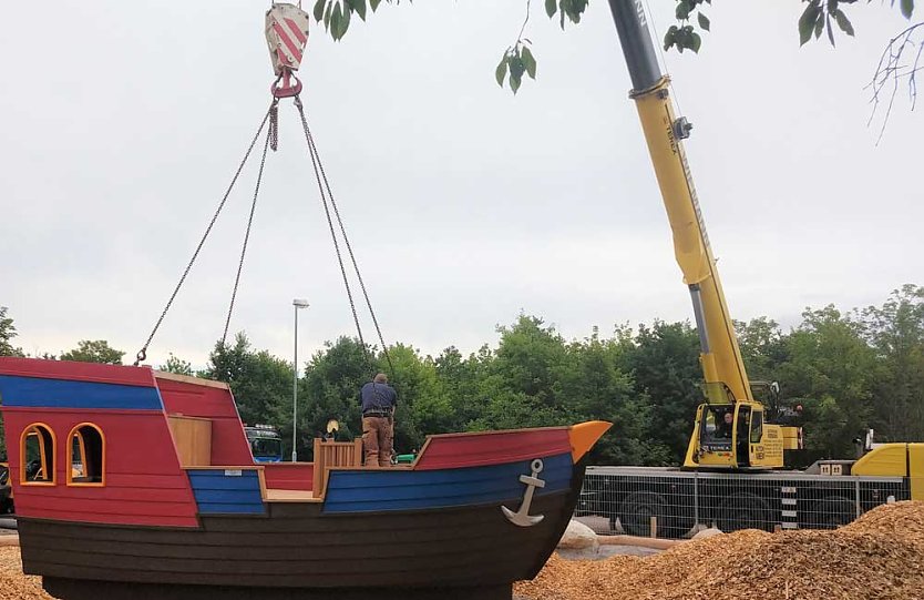 PLAYMOBIL-Aktivschiff leget in Greu&szlig;en an Am Montagvormittag hat in der Kita Sonnenk&auml;fer von Greu&szlig;en ein Piratenschiff angelegt...  .. und wartet nun auf seine Besatzung. Das neue Schiff ist ein einzigartiges Spielger&auml;t der Stiftung Kinderf&ouml;rderung von Playmobil, das die motorische Entwicklung von Kindern f&ouml;rdert und in Au&szlig;enanlagen von Kindereinrichtungen f&uuml;r Bewegung, Spielspa&szlig; und jede Menge Ab (Foto: Stadt Greu&szlig;en)