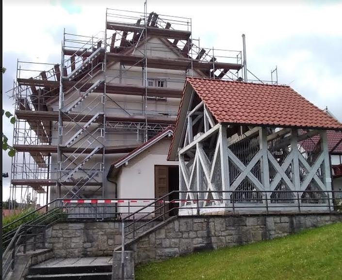 Ger&uuml;st an der Kirche in Hundeshagen (Foto: Tobias Reinhold)