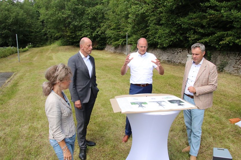 v.l.: Landtagspr&auml;sidentin Birgit Keller, Minister Wolfgang Tiefensee, Landrat Matthias Jendricke und Gunnar Reuter, Chef der Service-Gesellschaft (Foto: agl)