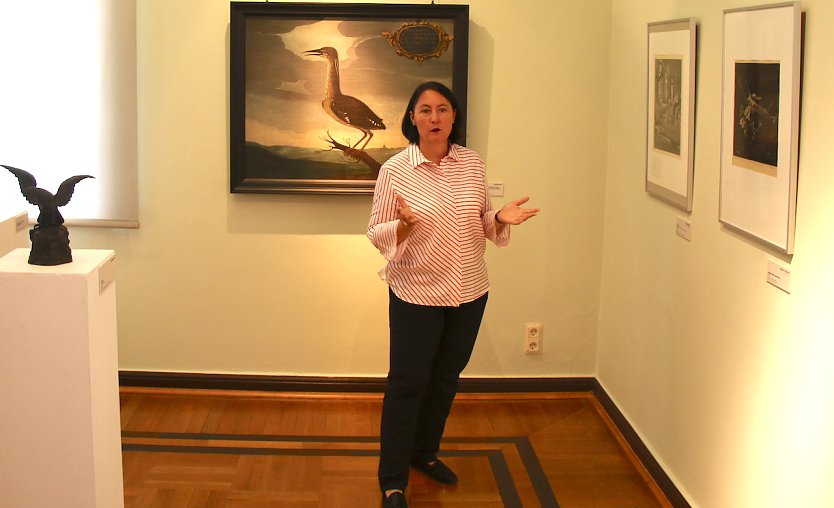 Kunsthaus-Leiterin Susanne Hinsching erläutert die Ausstellung - hier im Vogelzimmer (Foto: nnz) Kunsthaus-Leiterin Susanne Hinsching erläutert die Ausstellung - hier im Vogelzimmer (Foto: nnz)