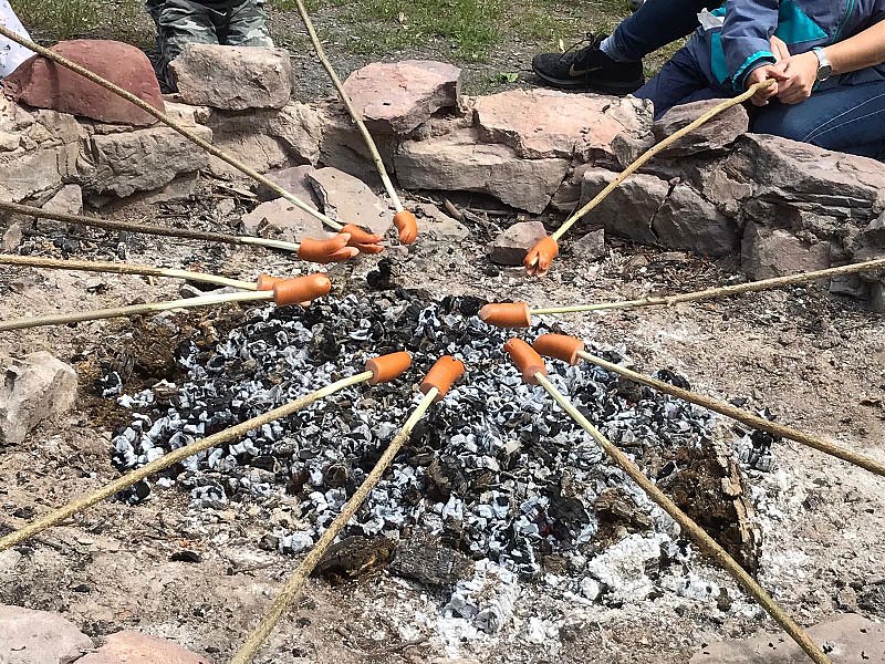Mit Ritterschlag und Damhirsch Karl � (Foto: Kindervilla)