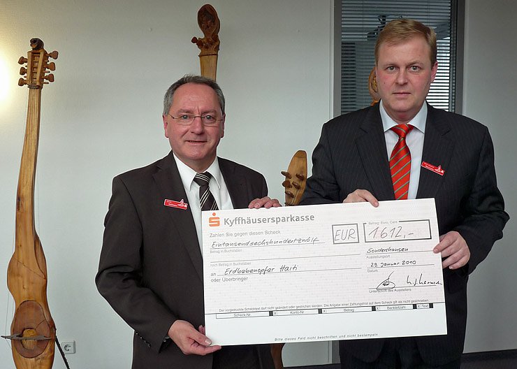 Spende der Sparkassenmitarbeiter f&uuml;r Haiti (Foto: Karl-Heinz Herrmann)