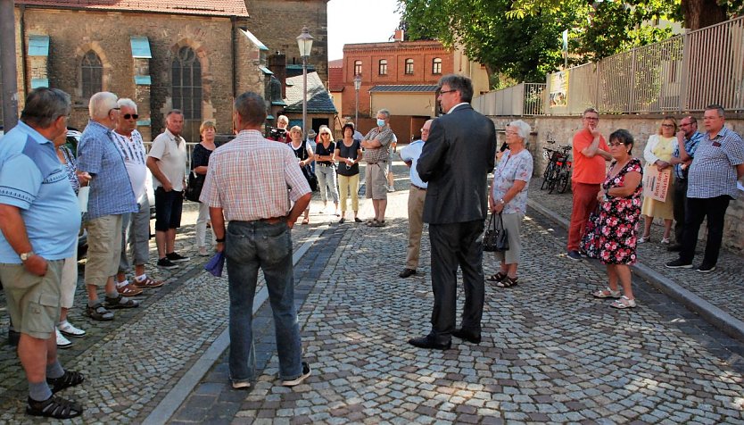 B&uuml;rgermeister Dirk Fuhlert (FBM; vorn Mitte) erkl&auml;rte den Teilnehmern der Kundgebung der Freien W&auml;hler, dass sie in der Sitzung des Stadtrates keine Fragen zum Thema Ratskeller stellen d&uuml;rfen (Foto: J. Miche)