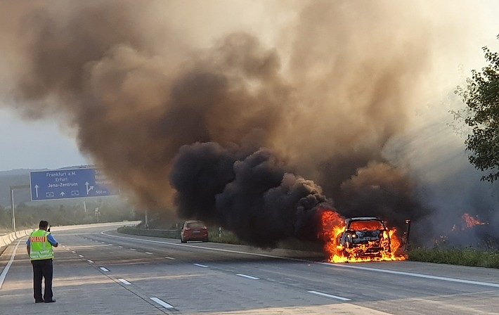 Brände auf den Autobahnen (Foto: Autobahnpolizei) Brände auf den Autobahnen (Foto: Autobahnpolizei)