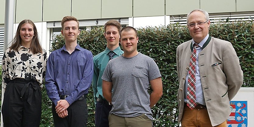 Th&uuml;ringenForst-Vorstand J&ouml;rn Ripken (re.) begr&uuml;&szlig;te die vier diesj&auml;hrigen DUAL-Studenten/in: Samantha Triller, Tobias R&uuml;diger, Jonathan Rettberg und Jonas Hartmann (li. nach re.) (Foto: Ina S&auml;nger)