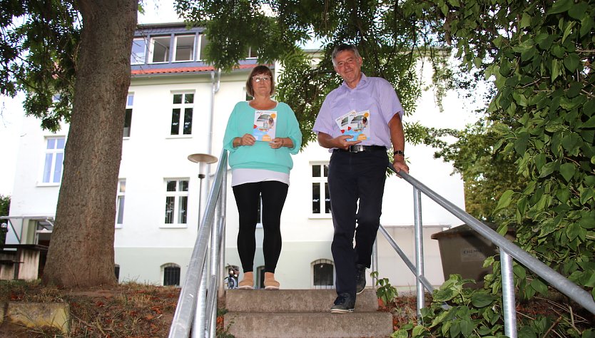 Kornelia H&ouml;kelmann und Gerhard T&ouml;lle stellen das neue Programmheft vor (Foto: oas)
