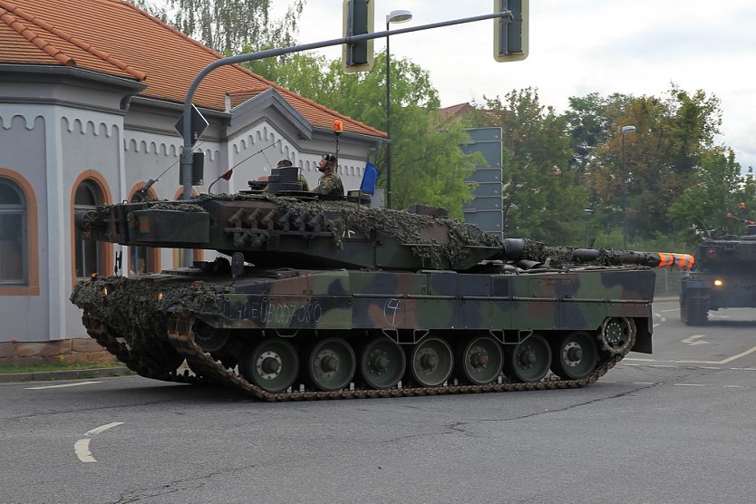 Panzer verlegt - Stau auf Autobahn (Foto: Silvio Dietzel) Panzer verlegt - Stau auf Autobahn (Foto: Silvio Dietzel)