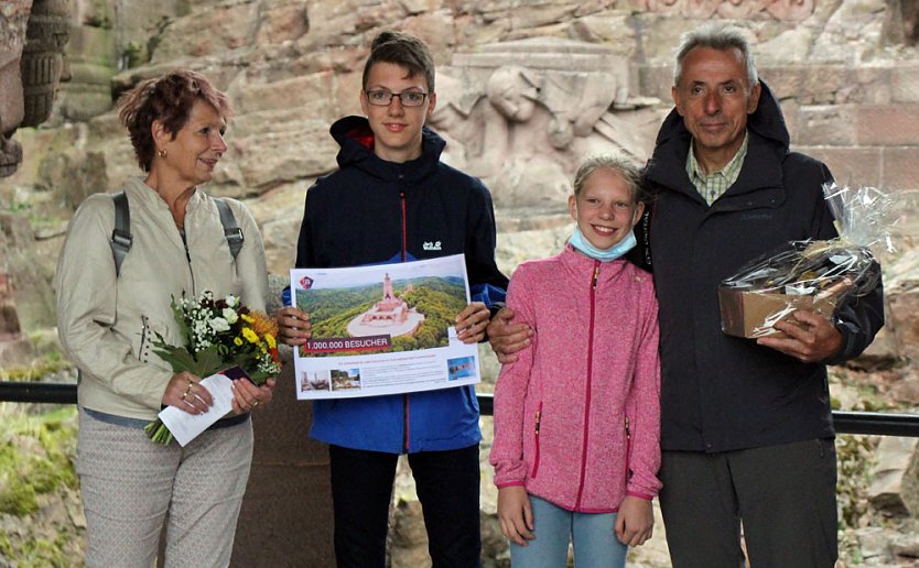 Einmillionster Besucher am st&uuml;rmischen Kyffh&auml;user-Denkmal (Foto: Karl-Heinz Herrmann)