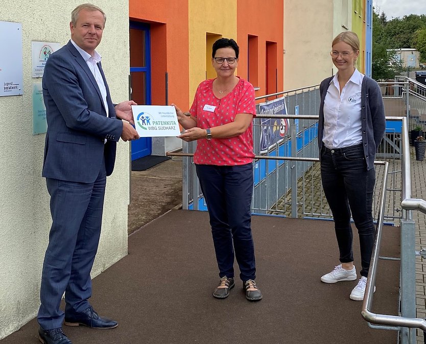 Steffen Loup, Ines Neizel, Juliane Feichtinger (v.l.) bei der &Uuml;bergabe (Foto: WBG S&uuml;dharz)
