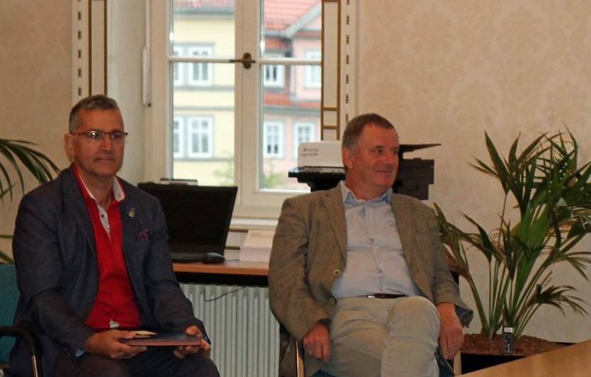 Arbeitsvertr&auml;ge &uuml;bergeben (Foto: Karl-Heinz Herrmann)