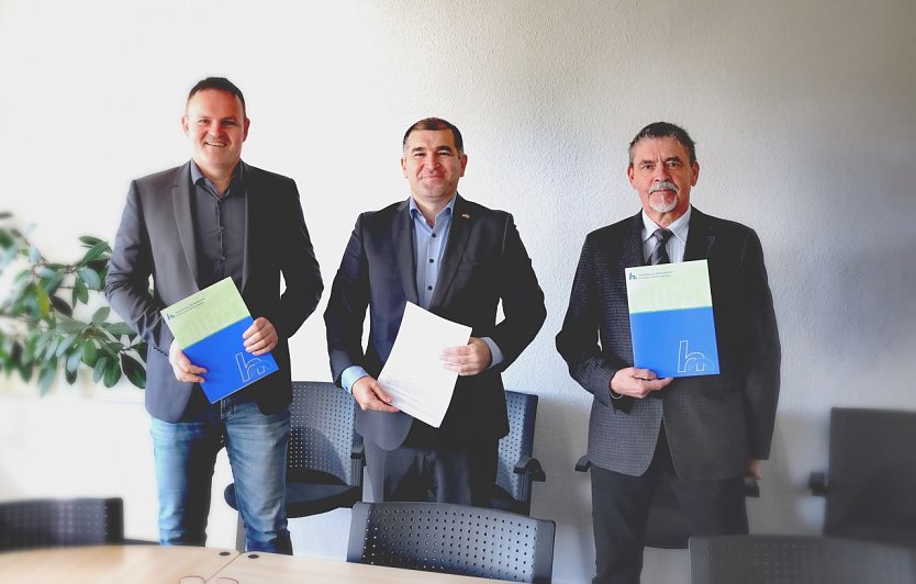 v. l. n. r.: Prof. Dr. J&ouml;rg Wagner, Azad Ahmadov (GBE) und Lutz Herfurth, Leiter des Studienkollegs, bei der Unterzeichnung der Kooperationsvereinbarung (Foto: Elvira Stockmar)