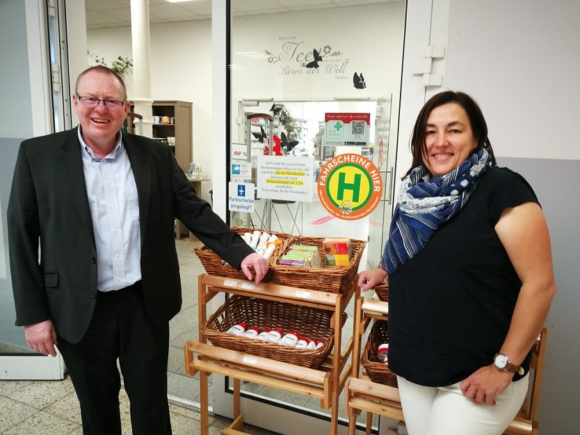 Thorsten Schwarz, Gesch&auml;ftsf&uuml;hrer der Verkehrsbetriebe Nordhausen GmbH, und Sabine Gei&szlig;ler, Inhaberin des Teeladens Dies & Das, freuen sich auf eine gute Zusammenarbeit (Foto: Marco Bachmann)