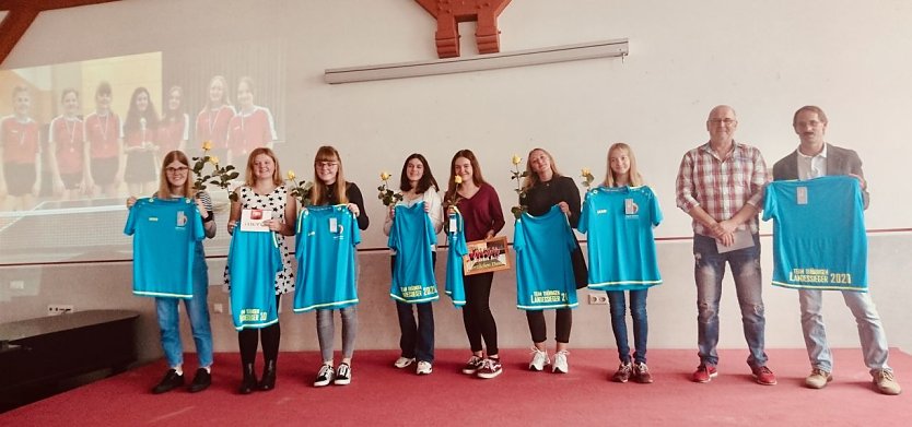 Ehrung f&uuml;r die Landesmeister - f&uuml;r die Tischtennis-Damen des Herder-Gymnasiums gab es heute eine kleine Feier als Ersatz f&uuml;r das ausgefallene Bundesfinale (Foto: agl)