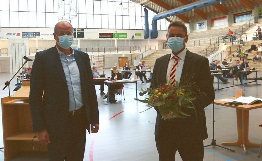 Landrat Matthias Jendricke dankte Sparkassenchef Wolfgang Asche und seinen Mitarbeitern (Foto: Pressestelle Landratsamt Nordhausen)