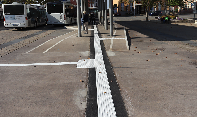 Das Blindenleitsystem wird durch die beauftragte Fa. TSI GmbH installiert  (Foto: Stadtverwaltung Nordhausen)