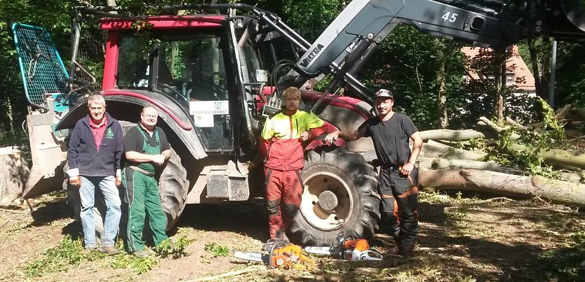 Ohne sie h&auml;tte es nicht geklappt! Thomas G&uuml;ldenzopf vom Harzklub, Jens Wolf, Arne Rode und Lars Scharfe vom Th&uuml;ringer Forstamt Bleicherode-S&uuml;dharz (von links nach rechts). (Foto: privat)