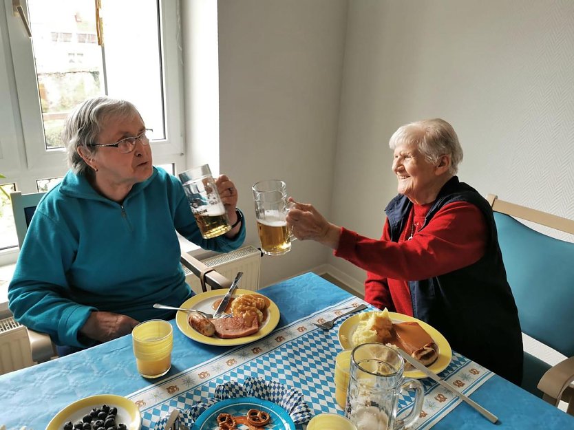 Fröhliche Seniorinnen feiern Das Oktoberfest (Foto: Peter Möbius) Fröhliche Seniorinnen feiern Das Oktoberfest (Foto: Peter Möbius)
