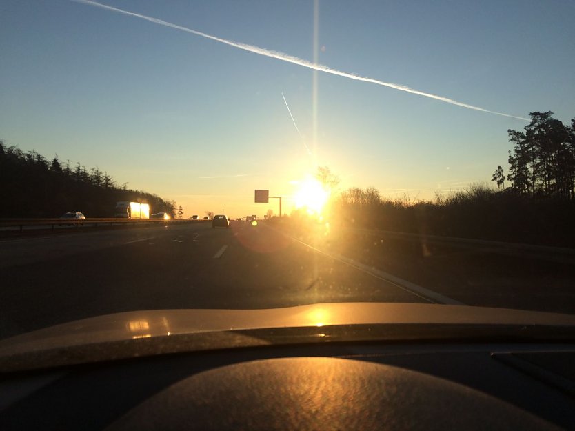 Tiefstehende Sonne kann lebensgef&auml;hrlich werden (Foto: T&Uuml;V Th&uuml;ringen)