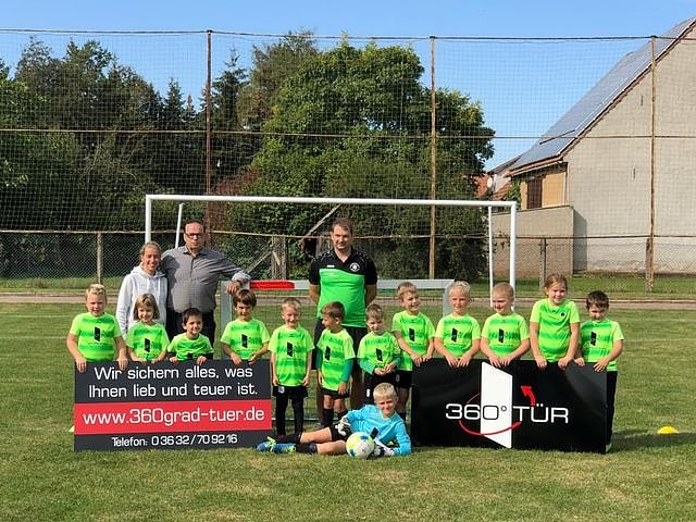SV Badra dankt Sponsor Herr Büttner von 360 Grad Tür GmbH (Foto: Marco Reinhöfer) SV Badra dankt Sponsor Herr Büttner von 360 Grad Tür GmbH (Foto: Marco Reinhöfer)