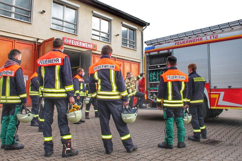  Ausbildungsgruppe vor einem Einsatzfahrzeug der Freiwilligen Feuerwehr Nordhausen (Foto: Stadtverwaltung Nordhausen)