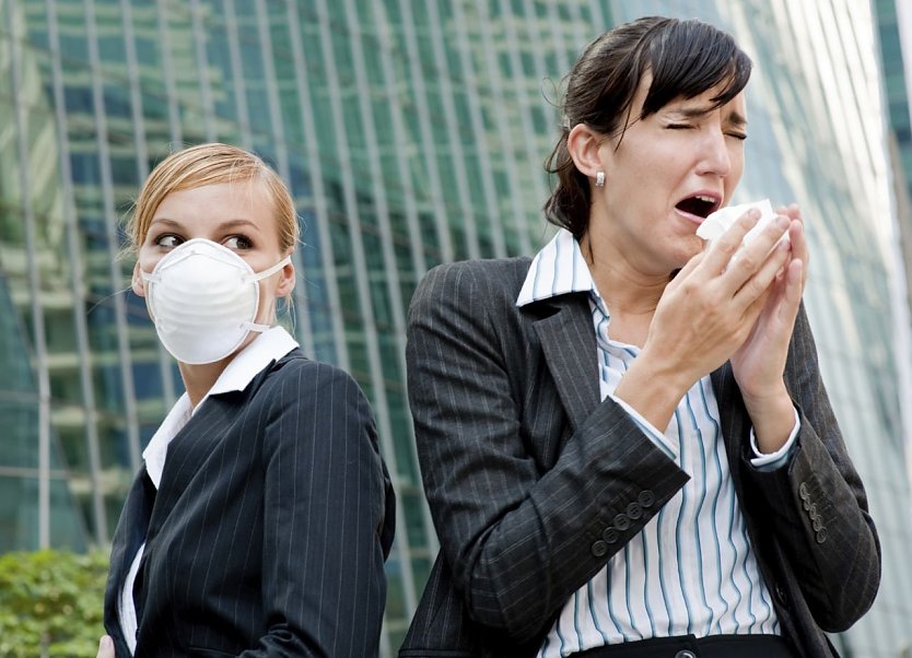 Büroangestellte mit Taschentuch und Maske (Foto: DAK) Büroangestellte mit Taschentuch und Maske (Foto: DAK)