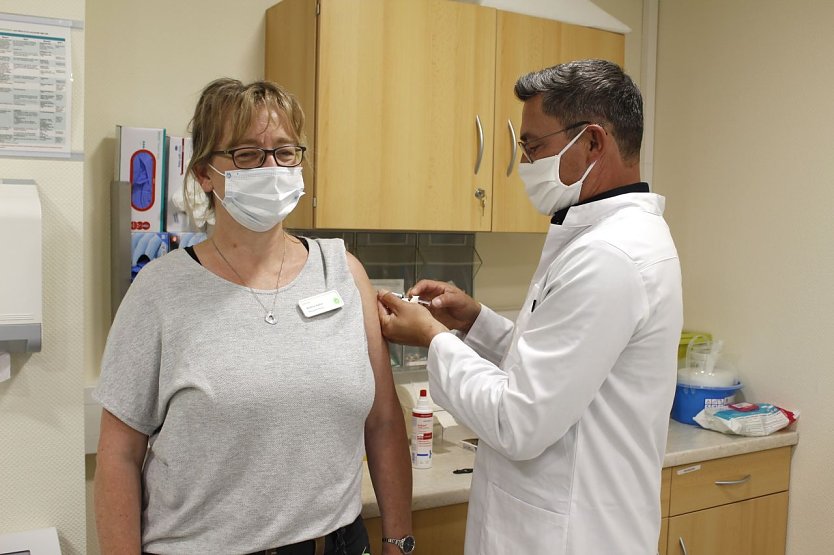 Mitarbeiter lassen sich impfen (Foto: Helios Klinik ) Mitarbeiter lassen sich impfen (Foto: Helios Klinik )